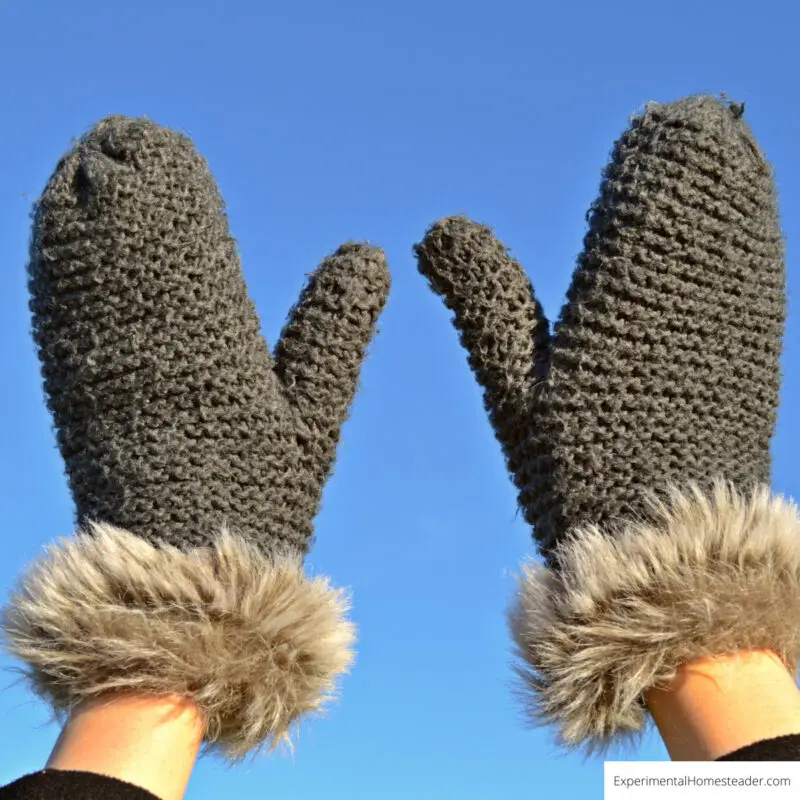 Gloves help your hands stay warm in winter.